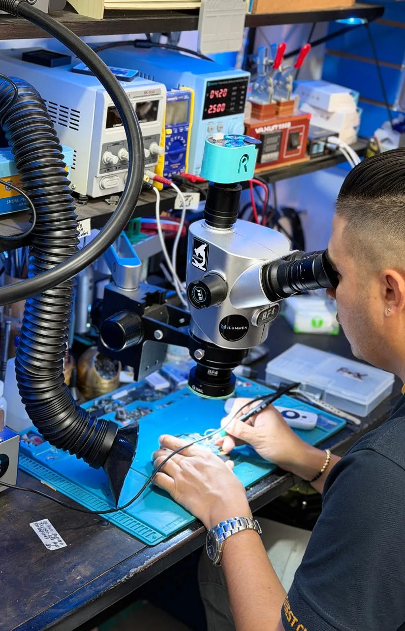Técnico de HYJ Comunicaciones reparando un equipo